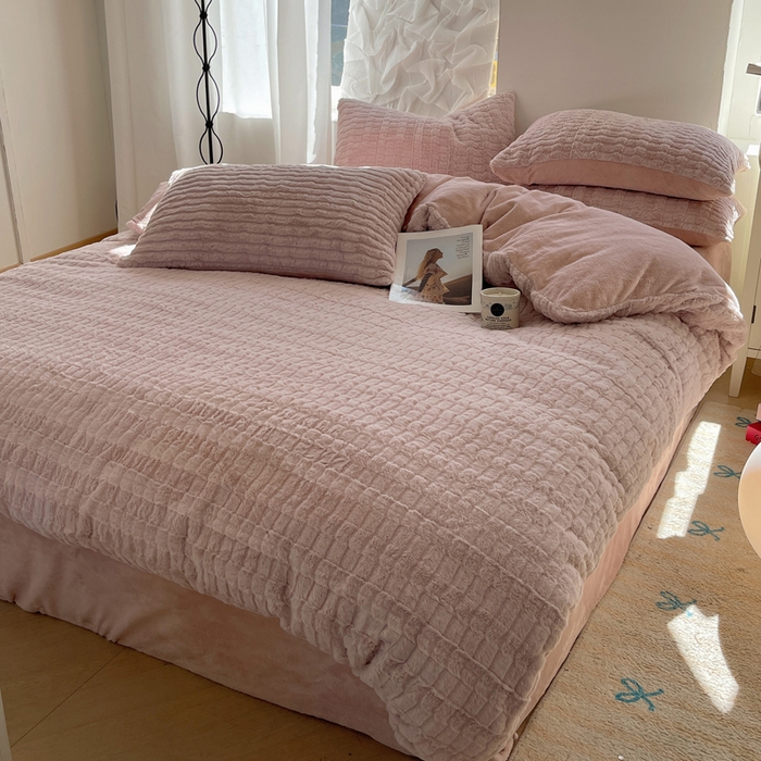 91家纺网 家纺一手货源 找家纺 金爱家 2025新款全消光牛奶绒A类纯色獭兔毛绒立体牛奶绒四件套 蜜桃粉