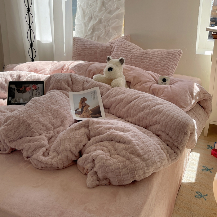 91家纺网 家纺一手货源 找家纺 金爱家 2025新款全消光牛奶绒A类纯色獭兔毛绒立体牛奶绒四件套 蜜桃粉