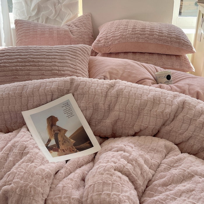 91家纺网 家纺一手货源 找家纺 金爱家 2025新款全消光牛奶绒A类纯色獭兔毛绒立体牛奶绒四件套 蜜桃粉