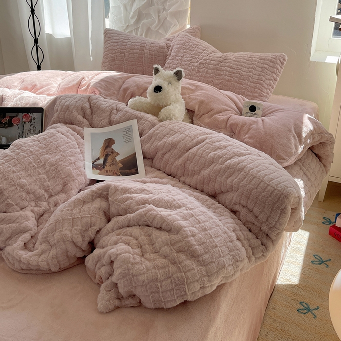 91家纺网 家纺一手货源 找家纺 金爱家 2025新款全消光牛奶绒A类纯色獭兔毛绒立体牛奶绒四件套 蜜桃粉