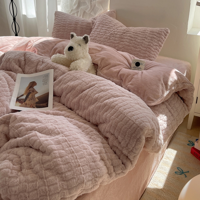 91家纺网 家纺一手货源 找家纺 金爱家 2025新款全消光牛奶绒A类纯色獭兔毛绒立体牛奶绒四件套 蜜桃粉