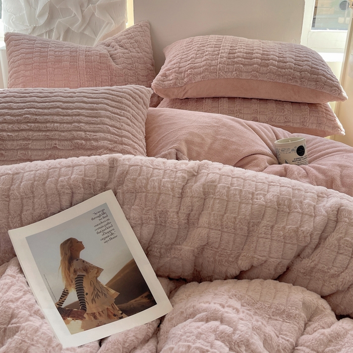 91家纺网 家纺一手货源 找家纺 金爱家 2025新款全消光牛奶绒A类纯色獭兔毛绒立体牛奶绒四件套 蜜桃粉