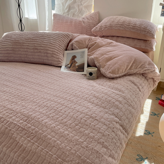 91家纺网 家纺一手货源 找家纺 金爱家 2025新款全消光牛奶绒A类纯色獭兔毛绒立体牛奶绒四件套 蜜桃粉