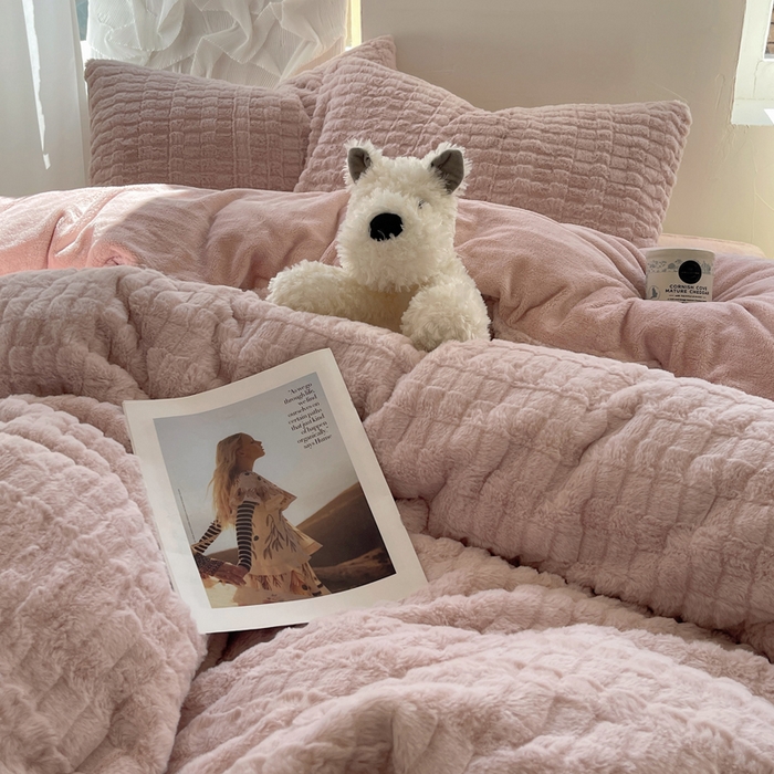 91家纺网 家纺一手货源 找家纺 金爱家 2025新款全消光牛奶绒A类纯色獭兔毛绒立体牛奶绒四件套 蜜桃粉