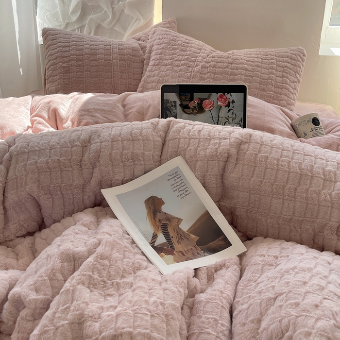 91家纺网 家纺一手货源 找家纺 金爱家 2025新款全消光牛奶绒A类纯色獭兔毛绒立体牛奶绒四件套 蜜桃粉