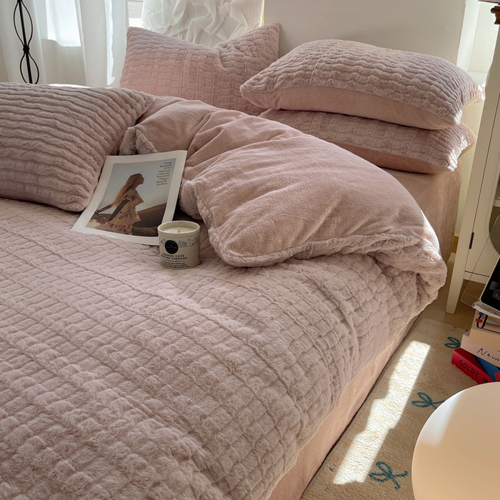 91家纺网 家纺一手货源 找家纺 金爱家 2025新款全消光牛奶绒A类纯色獭兔毛绒立体牛奶绒四件套 蜜桃粉