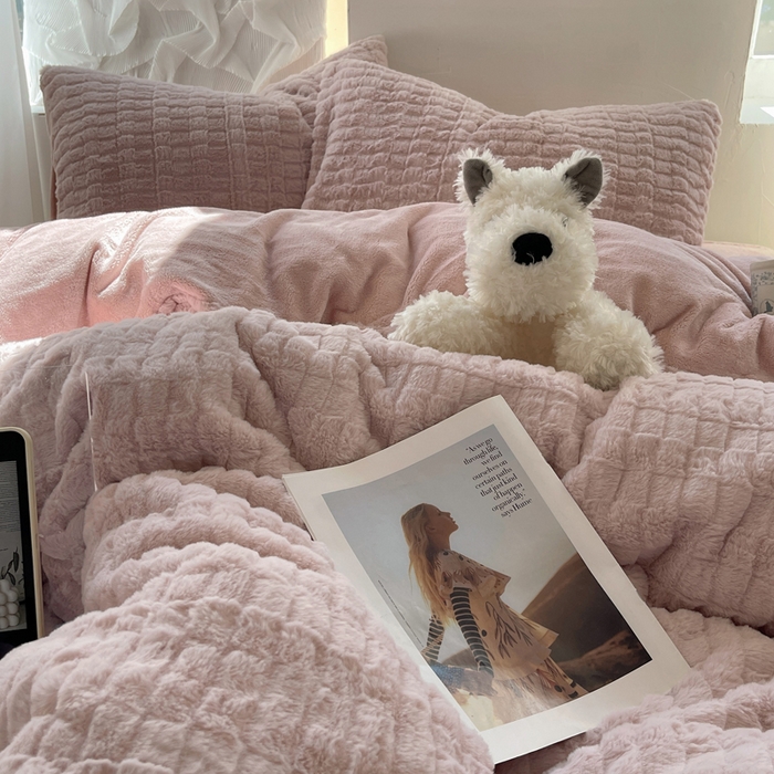 91家纺网 家纺一手货源 找家纺 金爱家 2025新款全消光牛奶绒A类纯色獭兔毛绒立体牛奶绒四件套 蜜桃粉