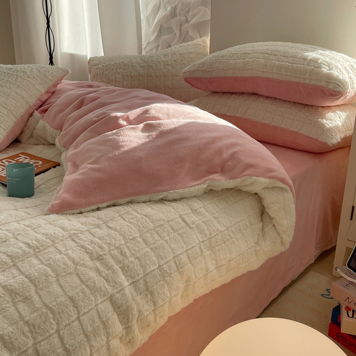 91家纺网 家纺一手货源 找家纺 金爱家 2025新款全消光牛奶绒A类纯色獭兔毛绒立体牛奶绒四件套 奶白粉