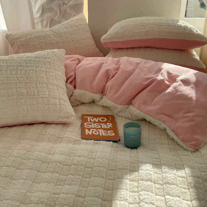 91家纺网 家纺一手货源 找家纺 金爱家 2025新款全消光牛奶绒A类纯色獭兔毛绒立体牛奶绒四件套 奶白粉