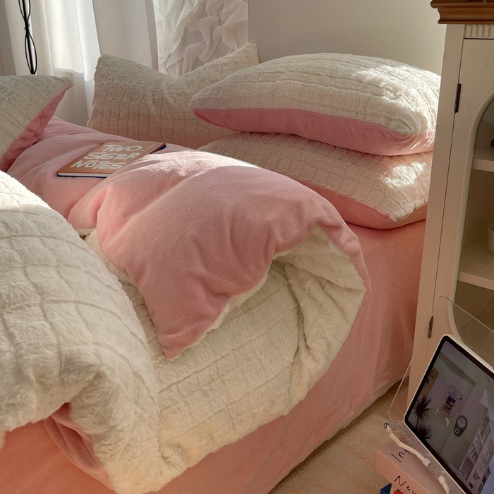 91家纺网 家纺一手货源 找家纺 金爱家 2025新款全消光牛奶绒A类纯色獭兔毛绒立体牛奶绒四件套 奶白粉