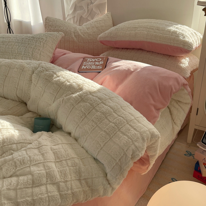 91家纺网 家纺一手货源 找家纺 金爱家 2025新款全消光牛奶绒A类纯色獭兔毛绒立体牛奶绒四件套 奶白粉