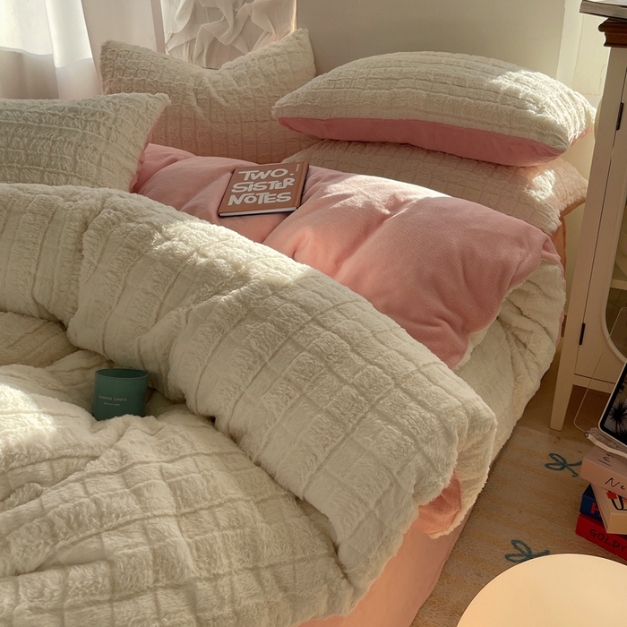 91家纺网 家纺一手货源 找家纺 金爱家 2025新款全消光牛奶绒A类纯色獭兔毛绒立体牛奶绒四件套 奶白粉