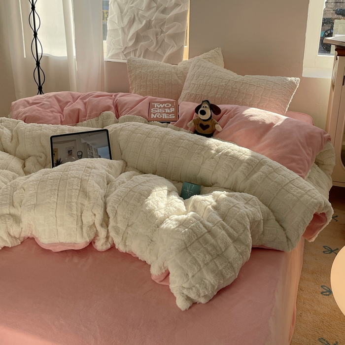 91家纺网 家纺一手货源 找家纺 金爱家 2025新款全消光牛奶绒A类纯色獭兔毛绒立体牛奶绒四件套 奶白粉