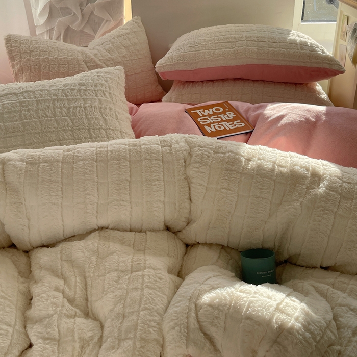 91家纺网 家纺一手货源 找家纺 金爱家 2025新款全消光牛奶绒A类纯色獭兔毛绒立体牛奶绒四件套 奶白粉