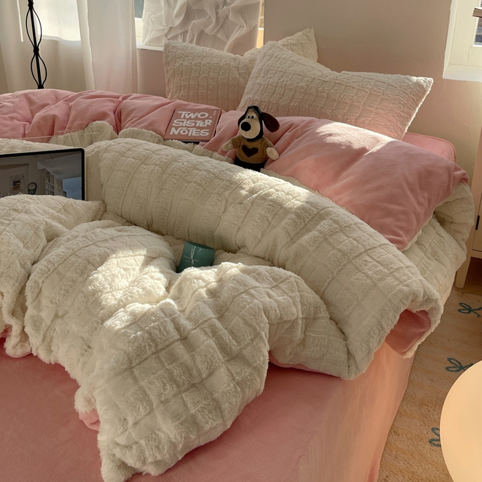 91家纺网 家纺一手货源 找家纺 金爱家 2025新款全消光牛奶绒A类纯色獭兔毛绒立体牛奶绒四件套 奶白粉