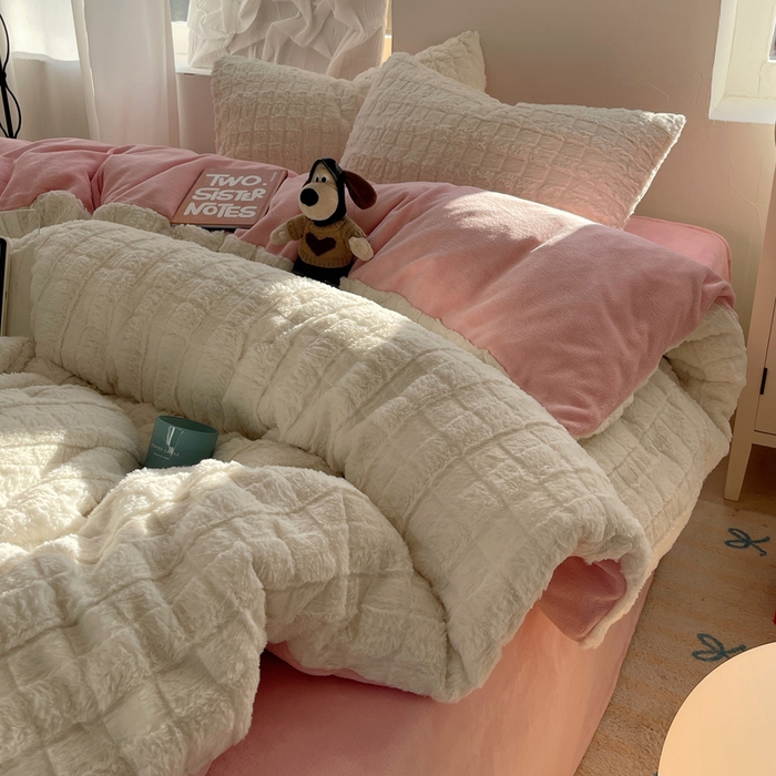 91家纺网 家纺一手货源 找家纺 金爱家 2025新款全消光牛奶绒A类纯色獭兔毛绒立体牛奶绒四件套 奶白粉