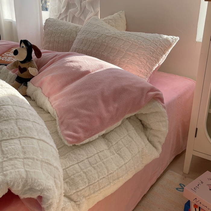 91家纺网 家纺一手货源 找家纺 金爱家 2025新款全消光牛奶绒A类纯色獭兔毛绒立体牛奶绒四件套 奶白粉