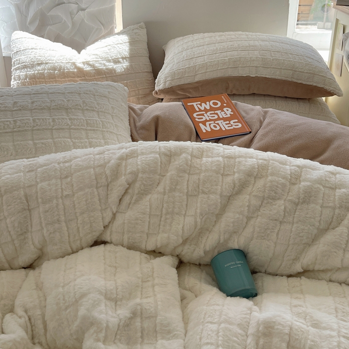 91家纺网 家纺一手货源 找家纺 金爱家 2025新款全消光牛奶绒A类纯色獭兔毛绒立体牛奶绒四件套 奶白咖