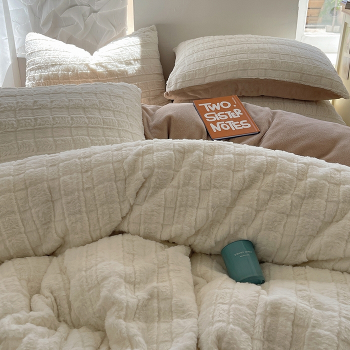 91家纺网 家纺一手货源 找家纺 金爱家 2025新款全消光牛奶绒A类纯色獭兔毛绒立体牛奶绒四件套 奶白咖