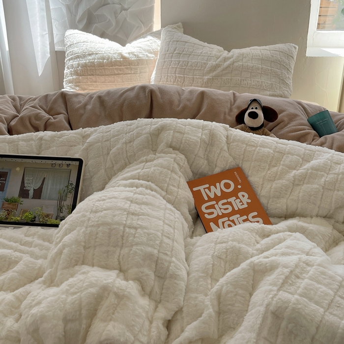 91家纺网 家纺一手货源 找家纺 金爱家 2025新款全消光牛奶绒A类纯色獭兔毛绒立体牛奶绒四件套 奶白咖