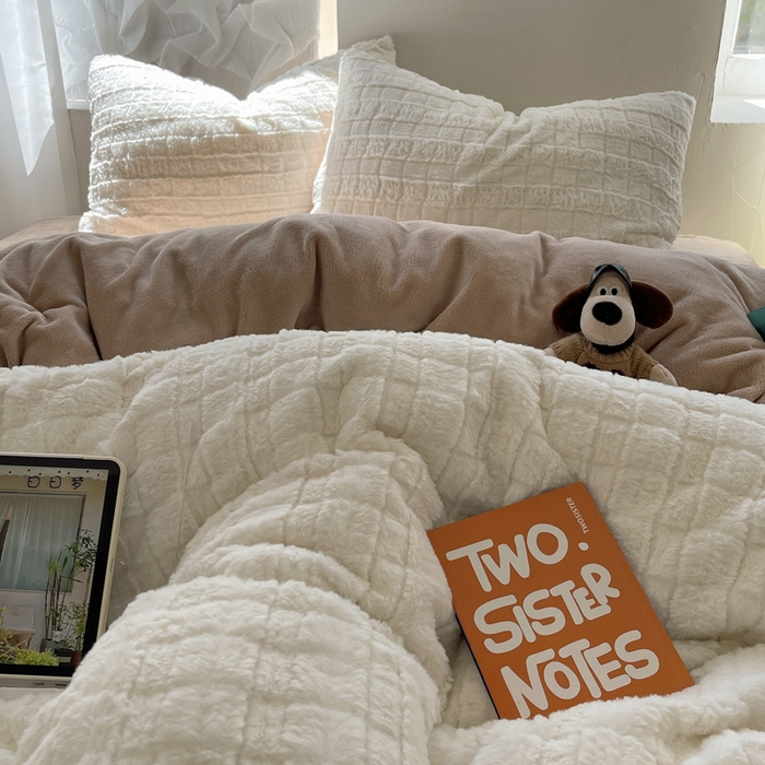 91家纺网 家纺一手货源 找家纺 金爱家 2025新款全消光牛奶绒A类纯色獭兔毛绒立体牛奶绒四件套 奶白咖