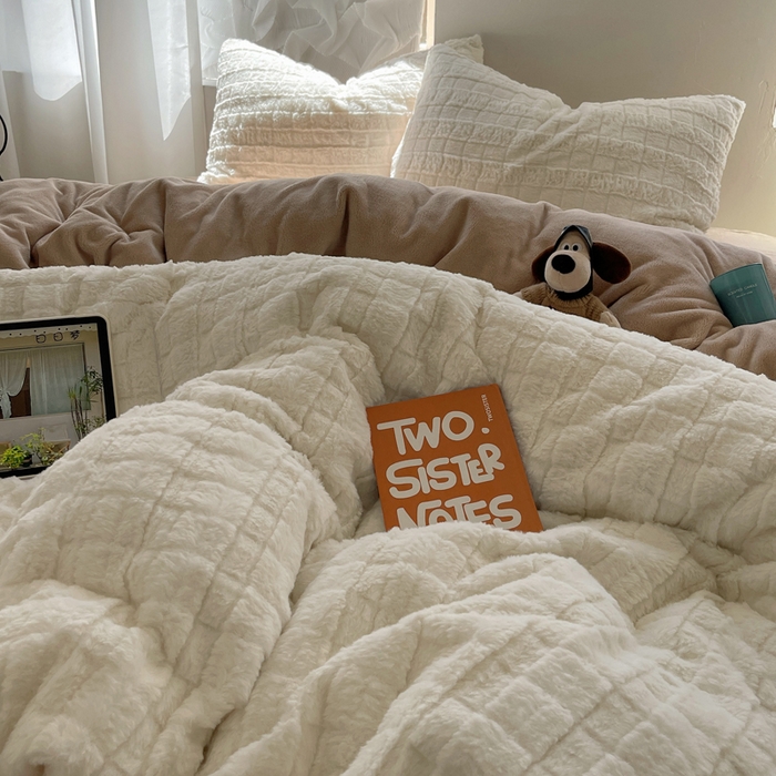 91家纺网 家纺一手货源 找家纺 金爱家 2025新款全消光牛奶绒A类纯色獭兔毛绒立体牛奶绒四件套 奶白咖