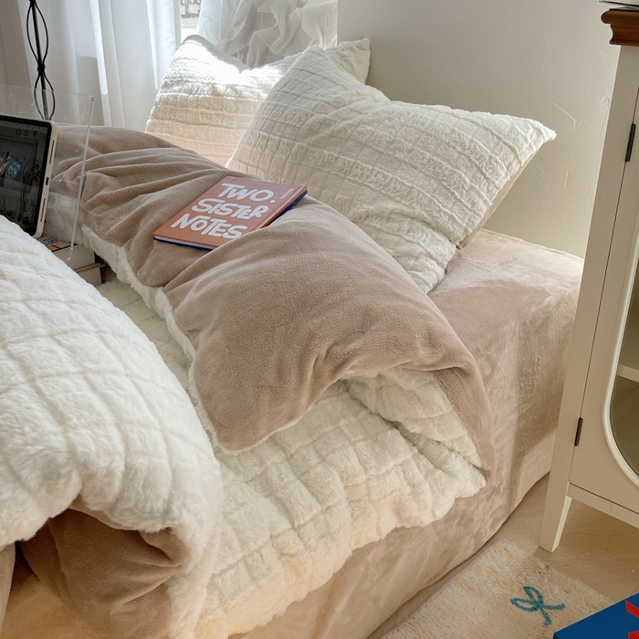 91家纺网 家纺一手货源 找家纺 金爱家 2025新款全消光牛奶绒A类纯色獭兔毛绒立体牛奶绒四件套 奶白咖