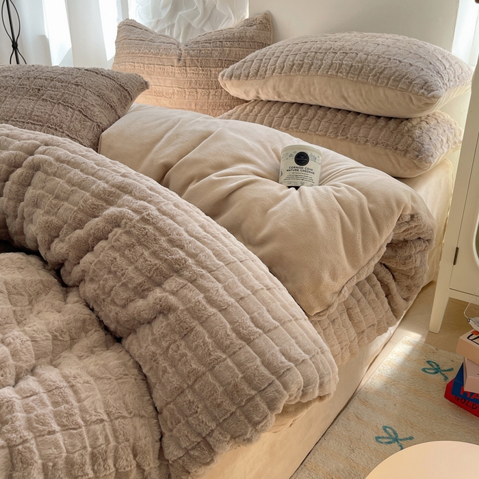 91家纺网 家纺一手货源 找家纺 金爱家 2025新款全消光牛奶绒A类纯色獭兔毛绒立体牛奶绒四件套 奶咖