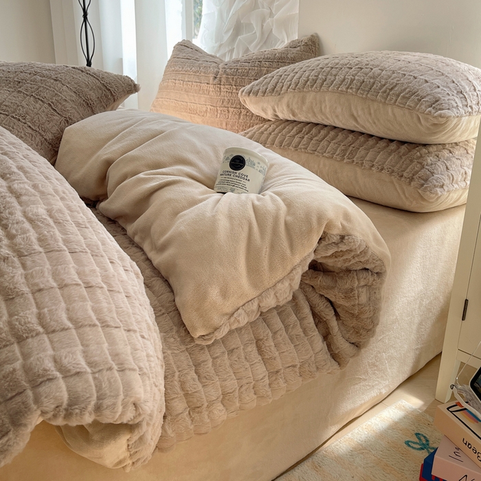 91家纺网 家纺一手货源 找家纺 金爱家 2025新款全消光牛奶绒A类纯色獭兔毛绒立体牛奶绒四件套 奶咖