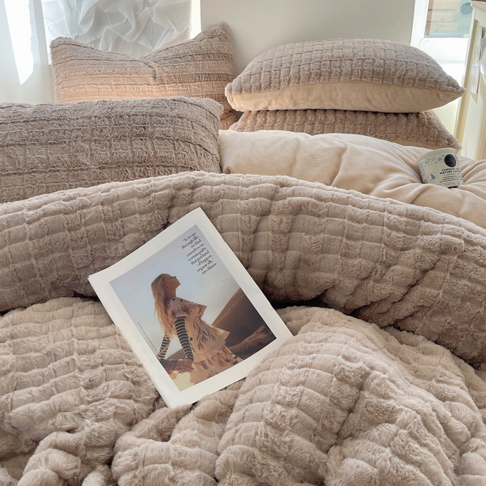 91家纺网 家纺一手货源 找家纺 金爱家 2025新款全消光牛奶绒A类纯色獭兔毛绒立体牛奶绒四件套 奶咖