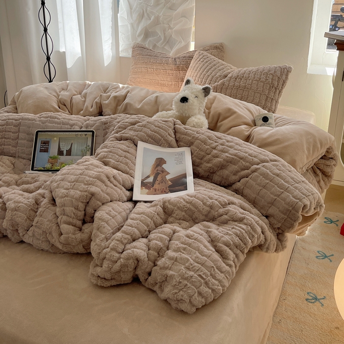 91家纺网 家纺一手货源 找家纺 金爱家 2025新款全消光牛奶绒A类纯色獭兔毛绒立体牛奶绒四件套 奶咖