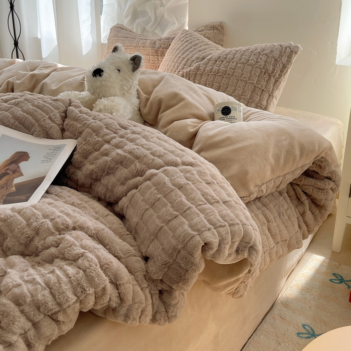 91家纺网 家纺一手货源 找家纺 金爱家 2025新款全消光牛奶绒A类纯色獭兔毛绒立体牛奶绒四件套 奶咖