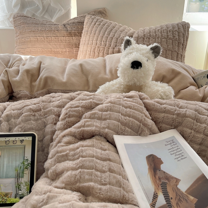 91家纺网 家纺一手货源 找家纺 金爱家 2025新款全消光牛奶绒A类纯色獭兔毛绒立体牛奶绒四件套 奶咖