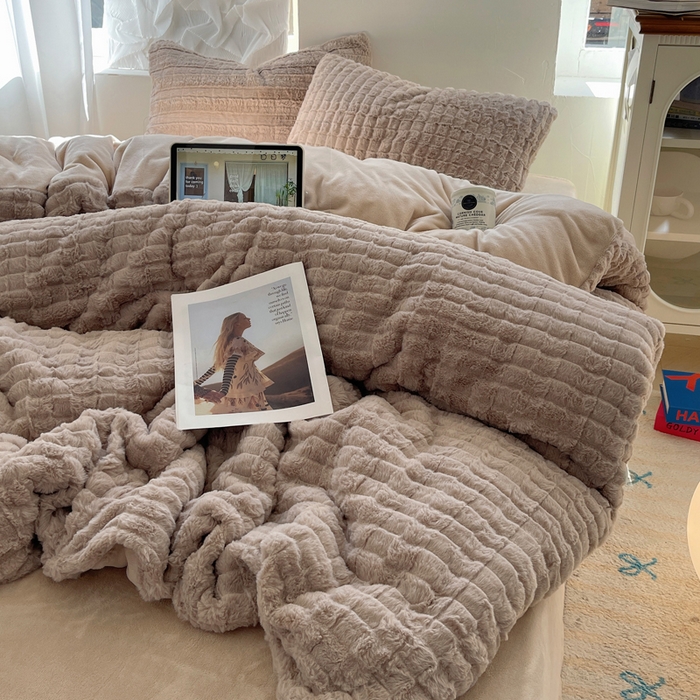 91家纺网 家纺一手货源 找家纺 金爱家 2025新款全消光牛奶绒A类纯色獭兔毛绒立体牛奶绒四件套 奶咖