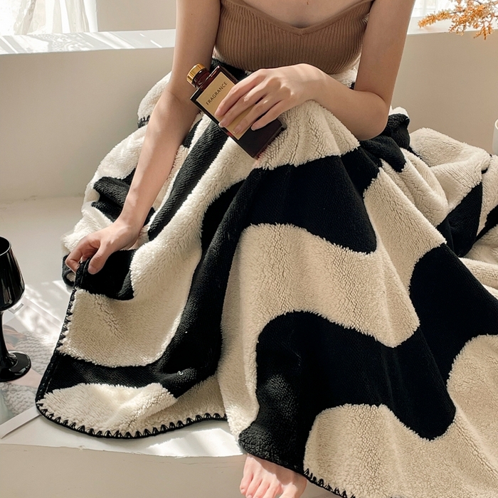 91家纺网 家纺一手货源 找家纺 晚爱家纺（原晚安家居） 2025新款跨境多功能盖毯沙发毯双面印花舒棉绒毛毯 波浪纹