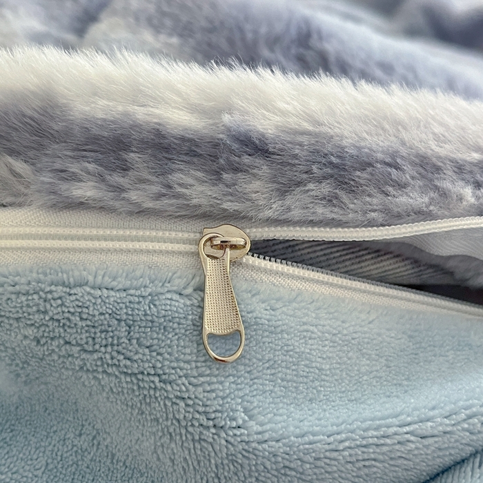 91家纺网 家纺一手货源 找家纺 金爱家 2025新款全消光牛奶绒A类纯色獭兔毛绒立体牛奶绒四件套 竖条蓝