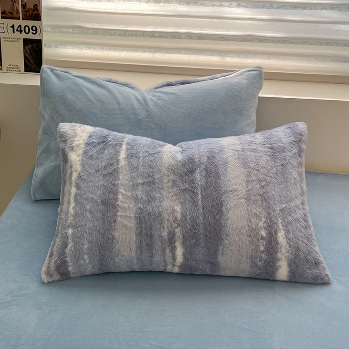 91家纺网 家纺一手货源 找家纺 金爱家 2025新款全消光牛奶绒A类纯色獭兔毛绒立体牛奶绒四件套 竖条蓝