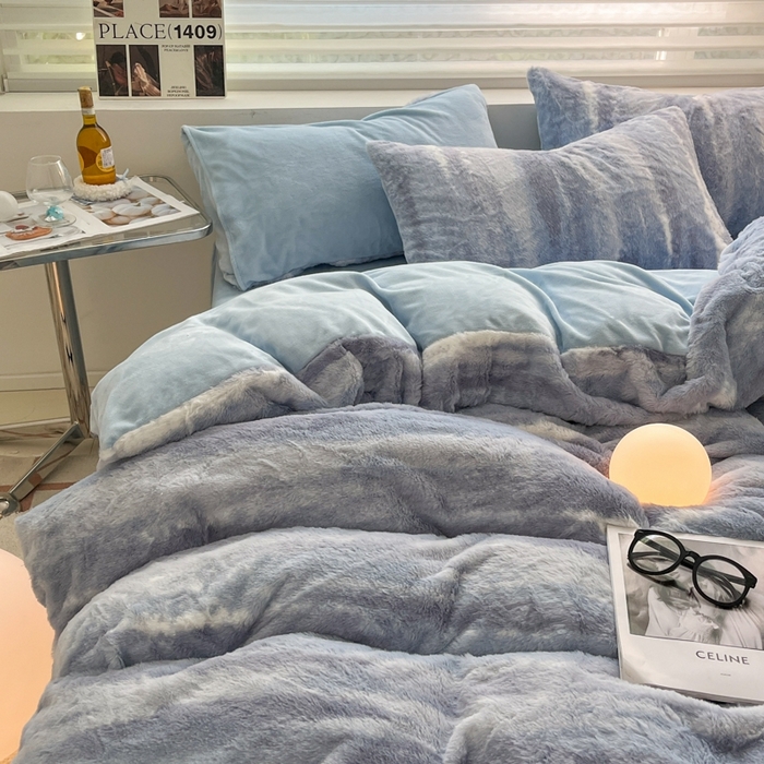 91家纺网 家纺一手货源 找家纺 金爱家 2025新款全消光牛奶绒A类纯色獭兔毛绒立体牛奶绒四件套 竖条蓝