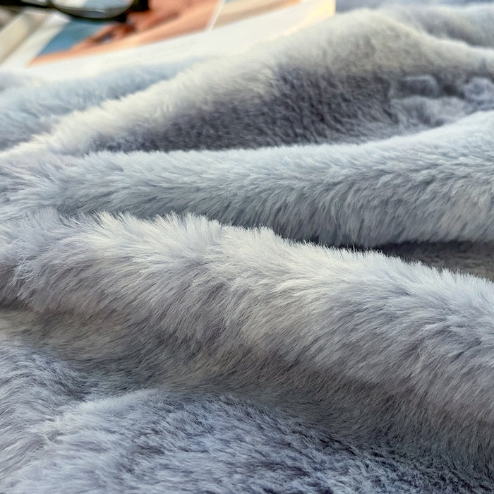 91家纺网 家纺一手货源 找家纺 金爱家 2025新款全消光牛奶绒A类纯色獭兔毛绒立体牛奶绒四件套 竖条蓝