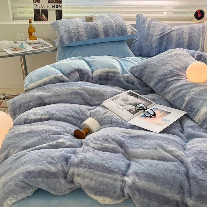 91家纺网 家纺一手货源 找家纺 金爱家 2025新款全消光牛奶绒A类纯色獭兔毛绒立体牛奶绒四件套 竖条蓝