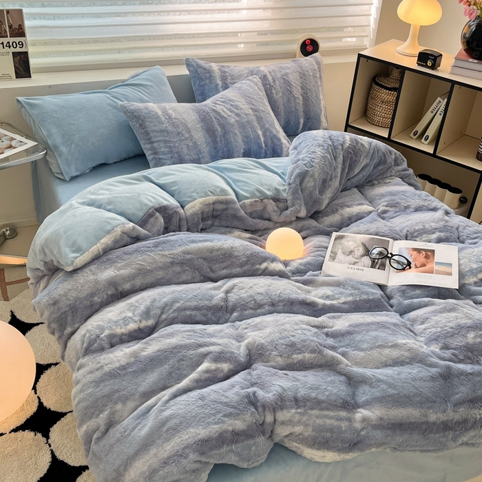 91家纺网 家纺一手货源 找家纺 金爱家 2025新款全消光牛奶绒A类纯色獭兔毛绒立体牛奶绒四件套 竖条蓝