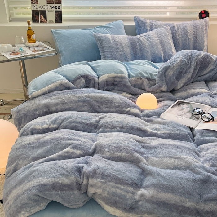 91家纺网 家纺一手货源 找家纺 金爱家 2025新款全消光牛奶绒A类纯色獭兔毛绒立体牛奶绒四件套 竖条蓝