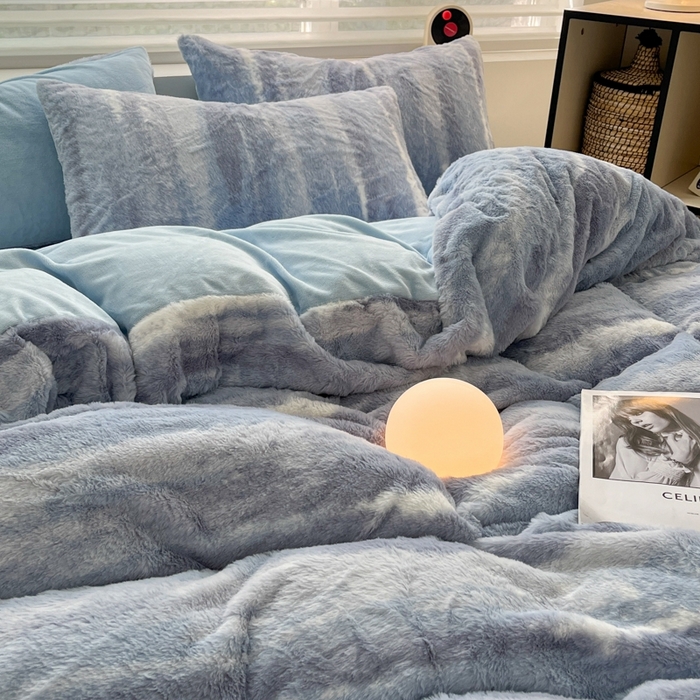 91家纺网 家纺一手货源 找家纺 金爱家 2025新款全消光牛奶绒A类纯色獭兔毛绒立体牛奶绒四件套 竖条蓝