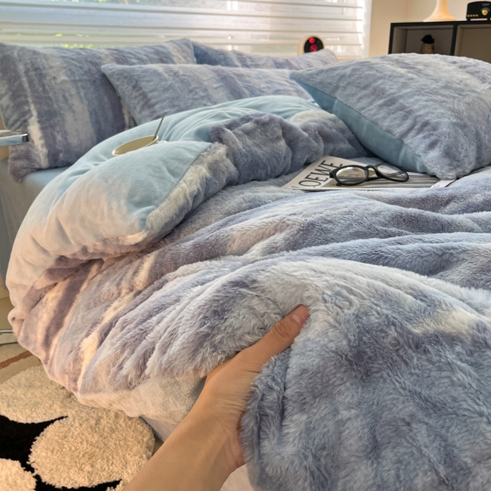 91家纺网 家纺一手货源 找家纺 金爱家 2025新款全消光牛奶绒A类纯色獭兔毛绒立体牛奶绒四件套 竖条蓝