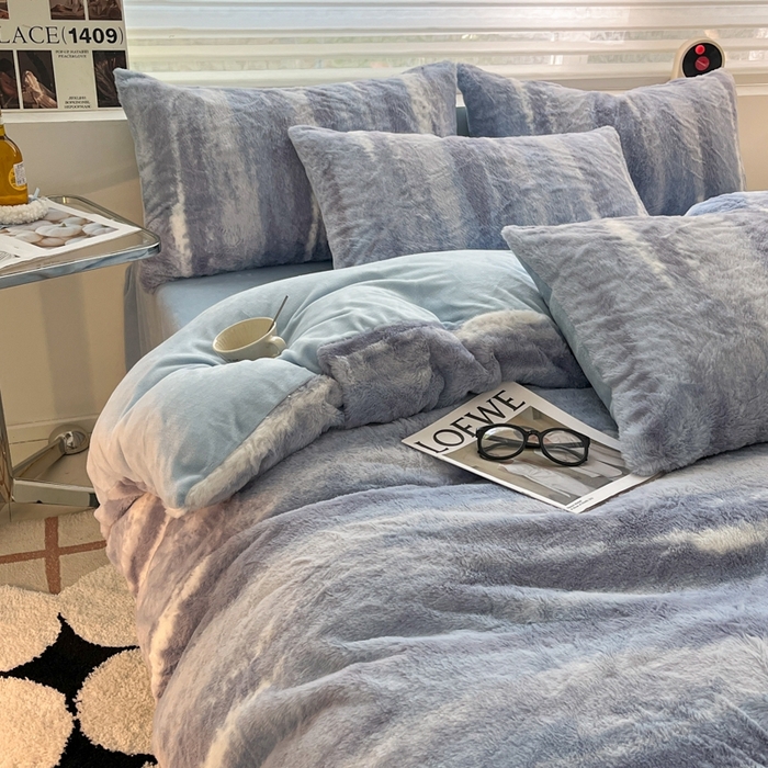 91家纺网 家纺一手货源 找家纺 金爱家 2025新款全消光牛奶绒A类纯色獭兔毛绒立体牛奶绒四件套 竖条蓝