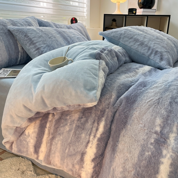 91家纺网 家纺一手货源 找家纺 金爱家 2025新款全消光牛奶绒A类纯色獭兔毛绒立体牛奶绒四件套 竖条蓝