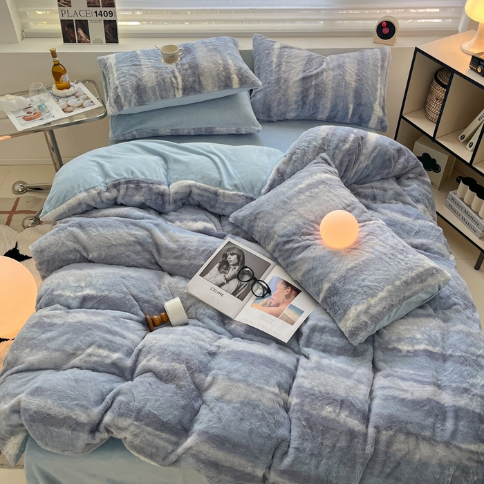 91家纺网 家纺一手货源 找家纺 金爱家 2025新款全消光牛奶绒A类纯色獭兔毛绒立体牛奶绒四件套 竖条蓝