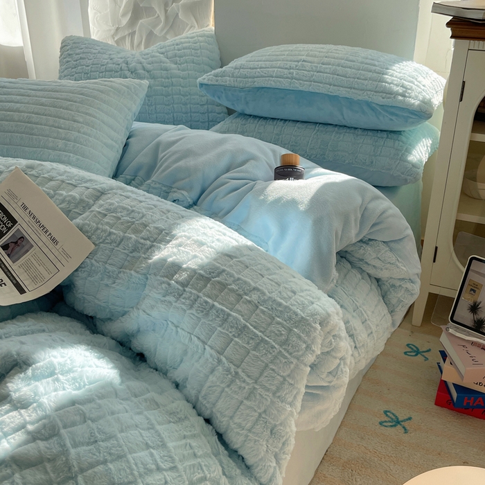 91家纺网 家纺一手货源 找家纺 金爱家 2025新款全消光牛奶绒A类纯色獭兔毛绒立体牛奶绒四件套 天空蓝