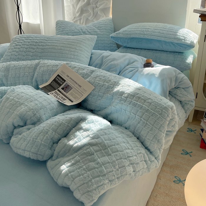 91家纺网 家纺一手货源 找家纺 金爱家 2025新款全消光牛奶绒A类纯色獭兔毛绒立体牛奶绒四件套 天空蓝