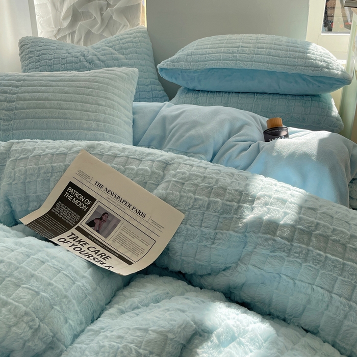 91家纺网 家纺一手货源 找家纺 金爱家 2025新款全消光牛奶绒A类纯色獭兔毛绒立体牛奶绒四件套 天空蓝